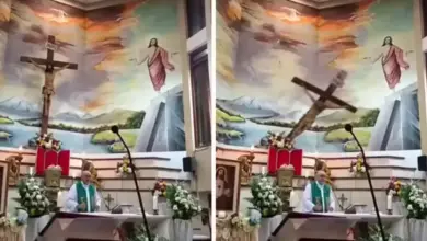 Padre não resiste após cruz cair sobre ele durante celebração