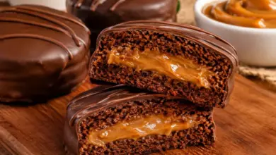 Pão de mel recheado com doce de leite: receita fofinha, cremosa e coberta com chocolate