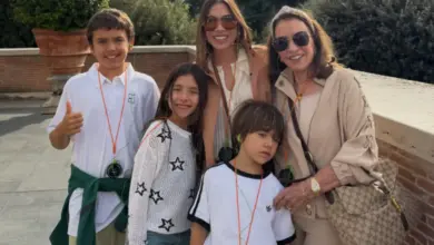 Patrícia Abravanel aparece sem aliança durante viagem com a família e detalhe chama atenção