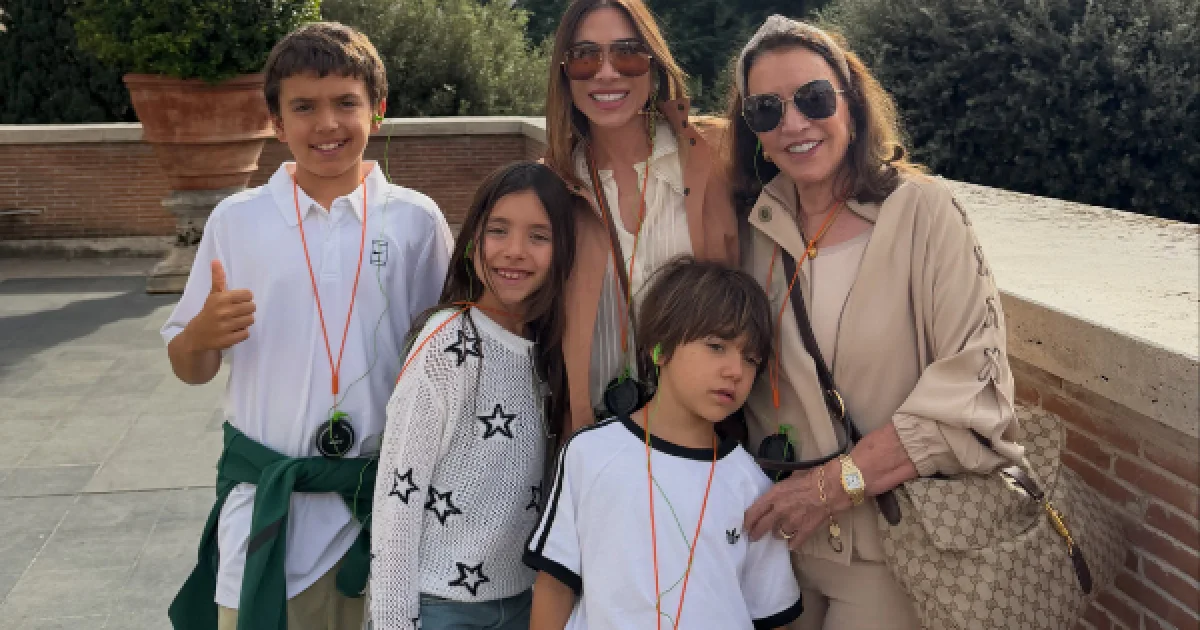 Patrícia Abravanel aparece sem aliança durante viagem com a família e detalhe chama atenção