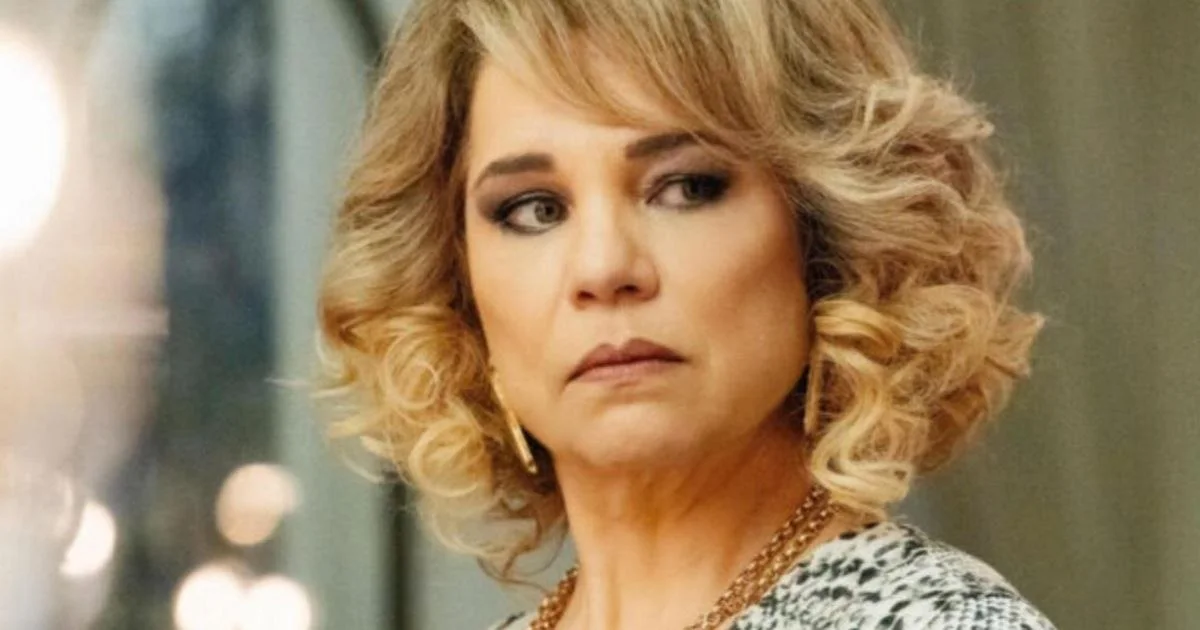 Perdeu tudo: Pilar é despejada até do próprio quarto em Quem Ama Cuida