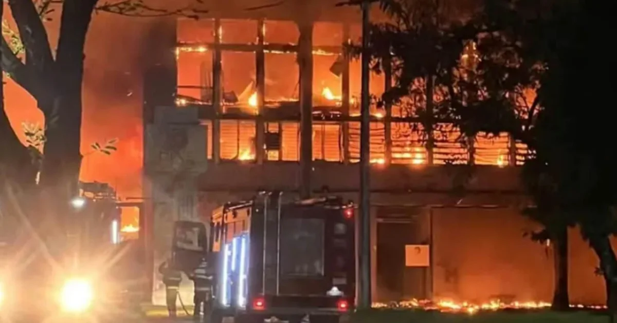 Prédio da UFPE é atingido por incêndio