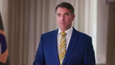Propaganda de Flávio fica sem som na TV, candidato reage e TSE anuncia medida após falha inesperada