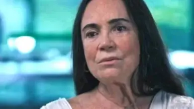 Regina Duarte reage após cartaz de sua peça aparecer coberto por adesivos do PT e publicação repercute