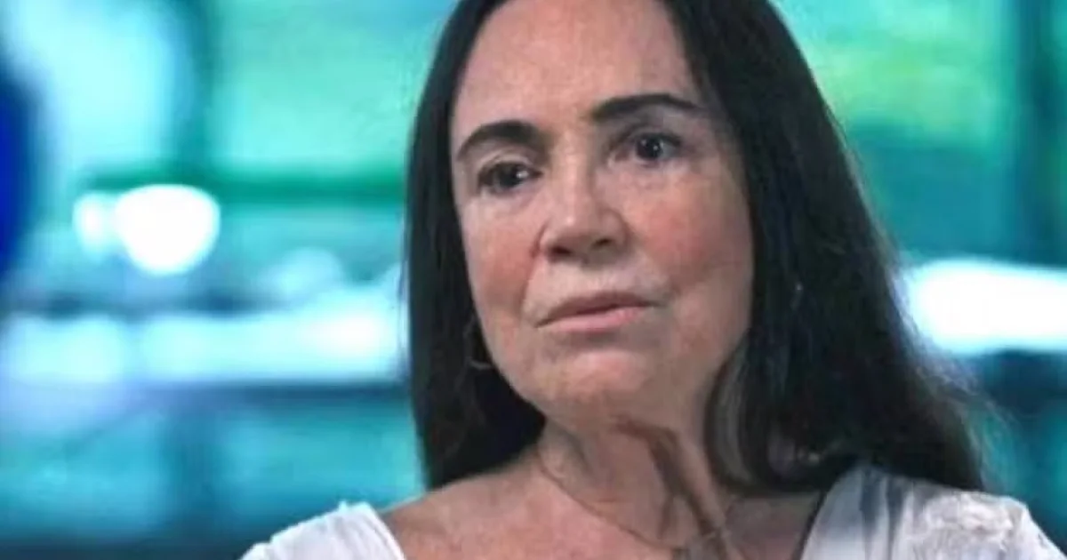 Regina Duarte reage após cartaz de sua peça aparecer coberto por adesivos do PT e publicação repercute