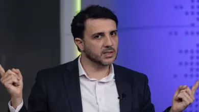 Renan Santos faz convite a Flávio Bolsonaro após cancelamento de debate