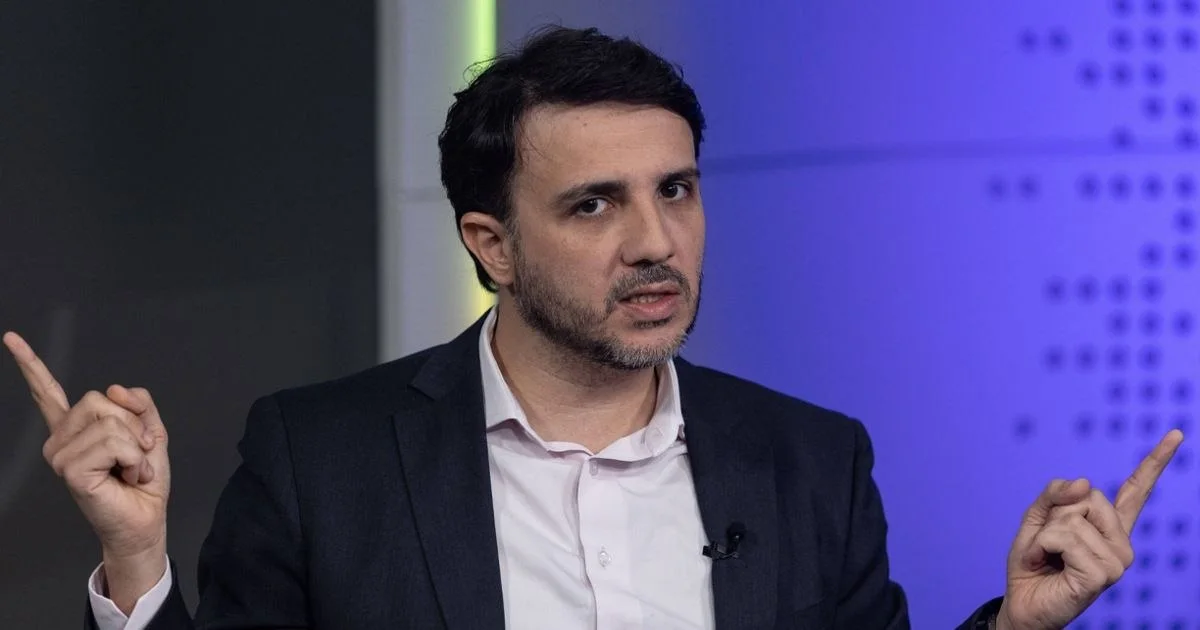 Renan Santos faz convite a Flávio Bolsonaro após cancelamento de debate