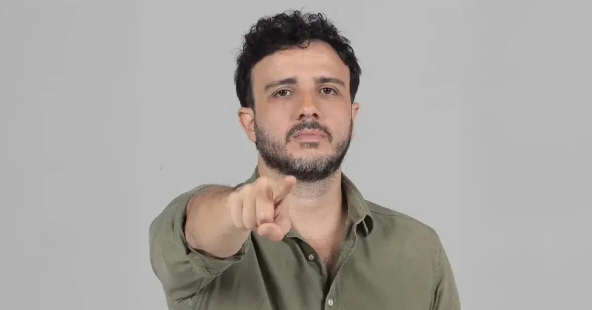 Renan Santos sobe o tom contra adversário e dispara: 'Flávio é o mais corrupto dos Bolsonaros'