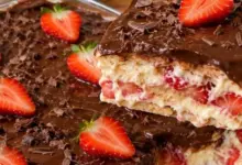 Sobremesa cremosa de morango na travessa fácil, irresistível e perfeita para qualquer ocasião