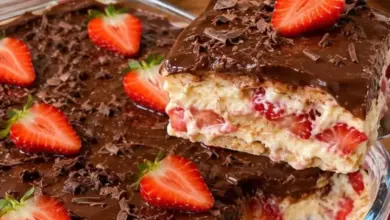 Sobremesa cremosa de morango na travessa fácil, irresistível e perfeita para qualquer ocasião