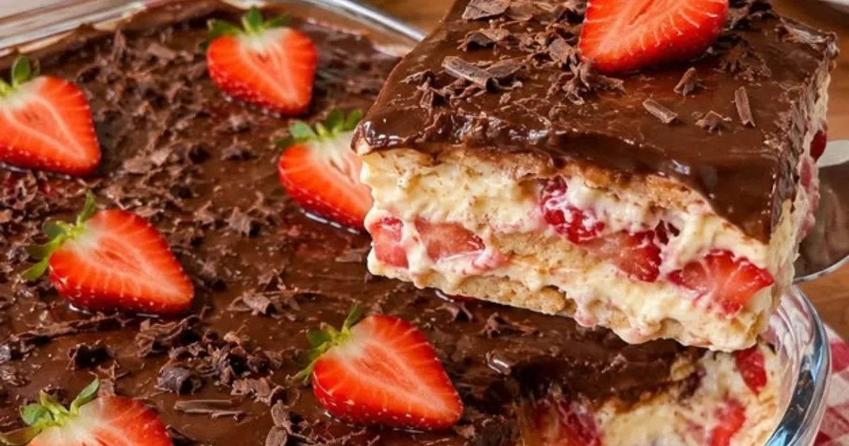 Sobremesa cremosa de morango na travessa fácil, irresistível e perfeita para qualquer ocasião