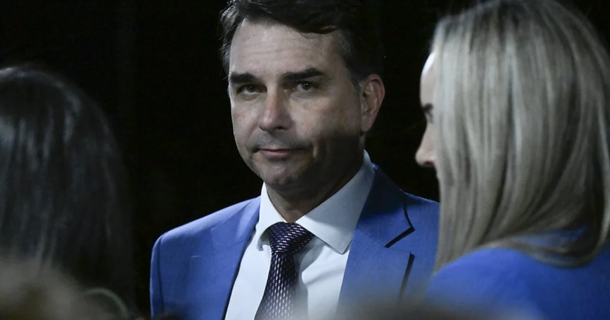 TSE abre apuração sobre falha misteriosa em propaganda de Flávio