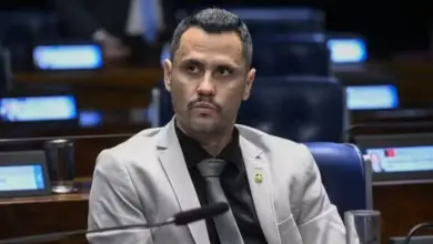 Um dia após ser eleito governador de MG, Cleitinho faz procedimento estético