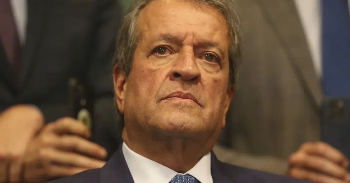 Valdemar choca ao sugerir plano de golpe de Flávio: Sei lá